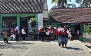 Seru dan Meriah! Wali Murid TK Dharma Wanita Ngeni 03 Ramaikan HUT ke-81 RI dengan Aneka Lomba 2 Screenshot 20260828 090458