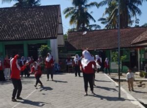 Seru dan Meriah! Wali Murid TK Dharma Wanita Ngeni 03 Ramaikan HUT ke-81 RI dengan Aneka Lomba 3 Screenshot 20260828 0905062