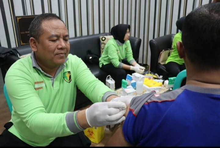 200 Personel Polres Pekalongan Kota Ikuti Vaksinasi Influenza, Investasi Kesehatan Dukung Pelaksanaan Tugas 2 Screenshot 20260831 214032