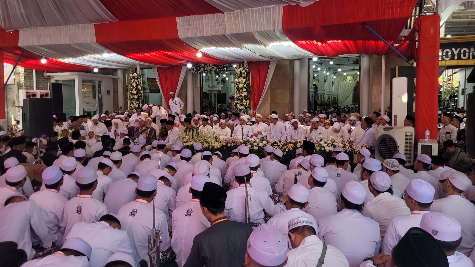 Ribuan Jemaah Hadiri Puncak Maulid Akbar Kanzus Sholawat, Serukan Persatuan dan Keteladanan Rasulullah 2 20260920 122619 scaled