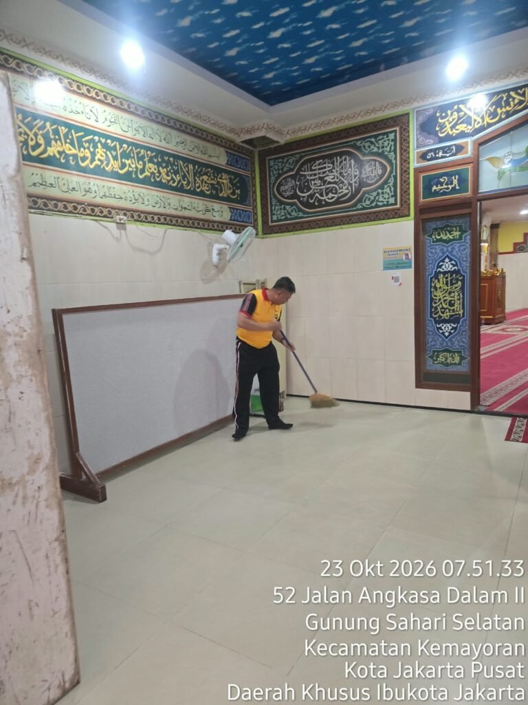 Green Policing Menyentuh Masyarakat, Polsek Kemayoran Gotong Royong Bersihkan Masjid Al Marhamah 3 IMG 20261023 WA0572