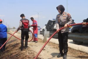 Polres Tegal Lakukan Mitigasi Karhutla di Sekitar Jalur Tol KM 294 Suradadi 1 IMG 20261024 WA0003