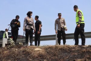 Polres Tegal Lakukan Mitigasi Karhutla di Sekitar Jalur Tol KM 294 Suradadi 2 IMG 20261024 WA0004