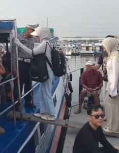 Polres Pelabuhan Tanjung Priok Perketat Pengamanan Wisatawan di Dermaga Kali Adem, Utamakan Keselamatan Penumpang Menuju Kepulauan Seribu 2 IMG 20261025 WA0209