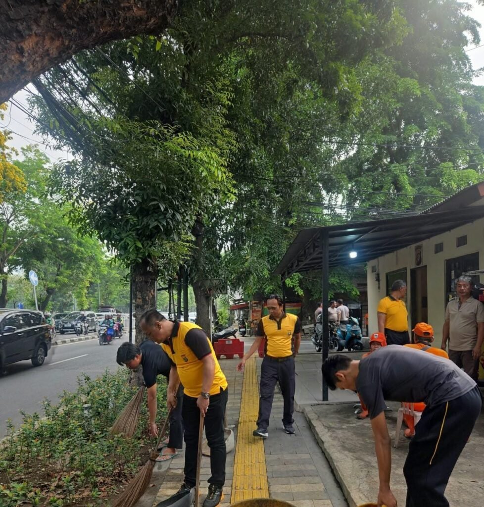 Green Policing Polsek Kemayoran, Kapolsek dan Anggota Gotong Royong Bersihkan Pospol Kota Baru 2 IMG 20261030 WA0267